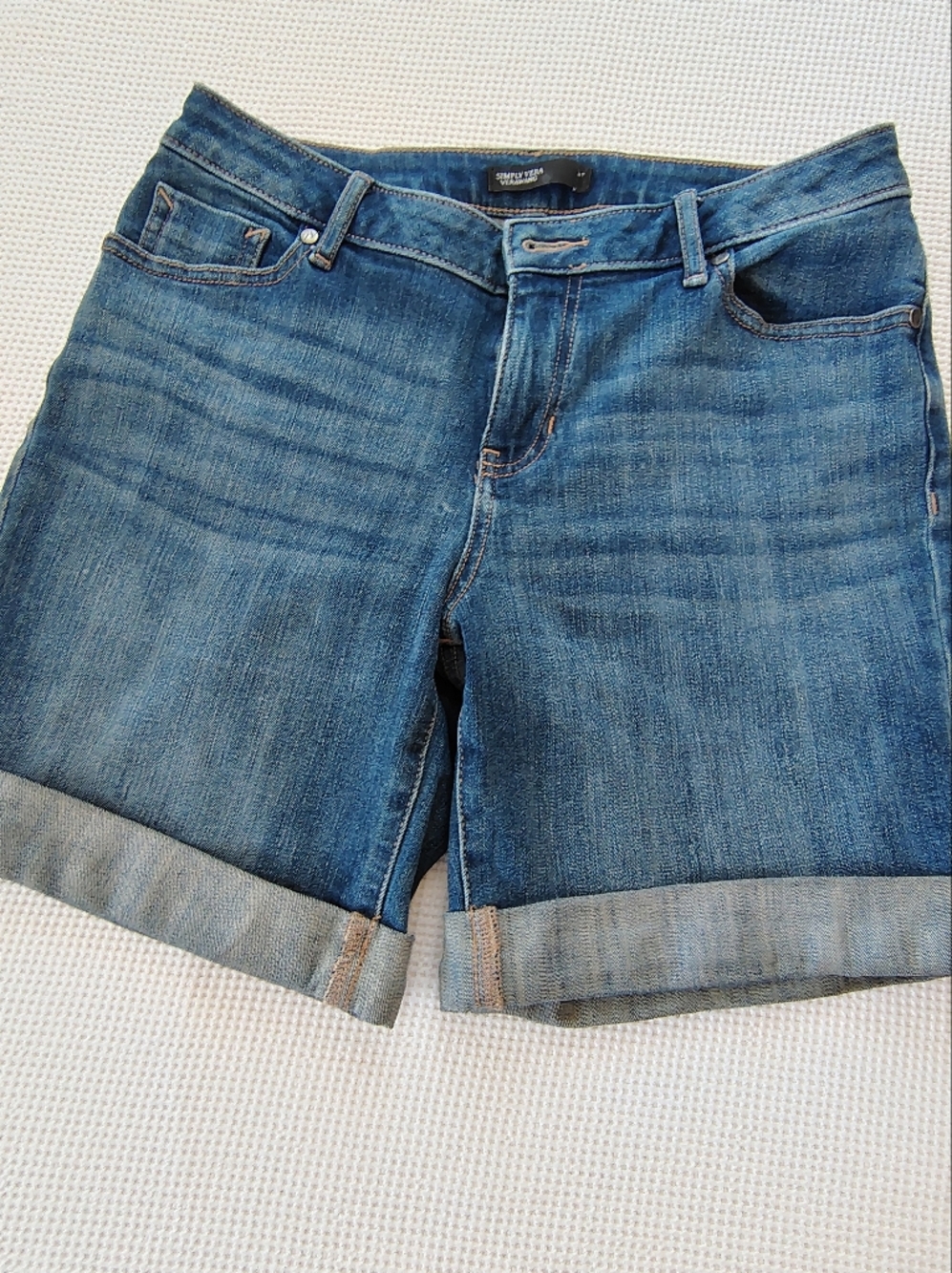 Simply Vera Denim Cuffed Shorts in Medium Blue Size 2